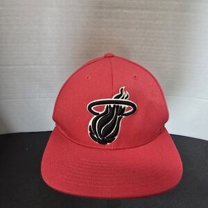 Mitchell & Ness Red Miami Heat Hardwood Classics Team Ground 2.0 Snapback Hat